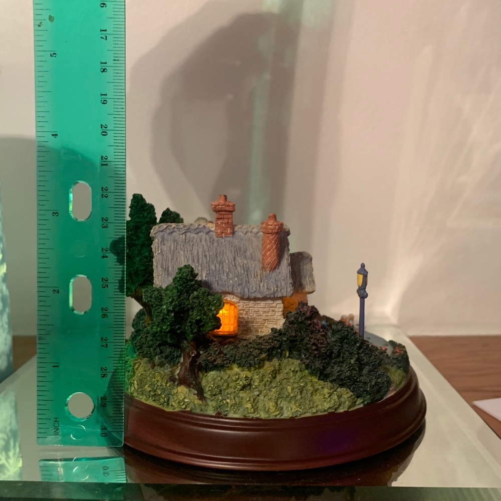Thomas Kinkade Everett’s Cottage Light Up House - Picture 8 of 10